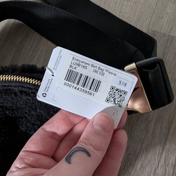 NWT Lululemon Everywhere Belt Bag in Black - Picture 3 of 5
